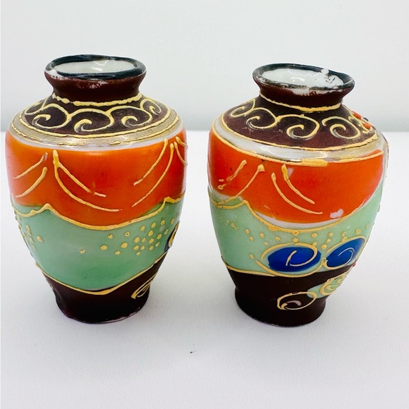 Pair of Vintage Miniature Handpainted Satsuma Moriage Goldcastle Japan Vases 2” - Picture 3 of 4